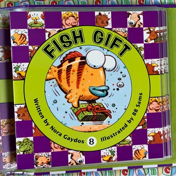 Animal Antics 10 Phonics Books Set. Level 1, Short-Vowel Sounds. - Picture 11 of 16